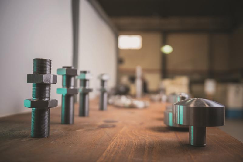 Serie de bulones especiales sobre mesa de trabajo