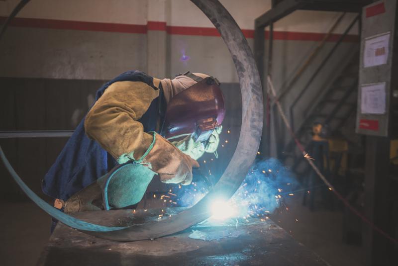 Soldador calificado trabajando en la planta de fabricación